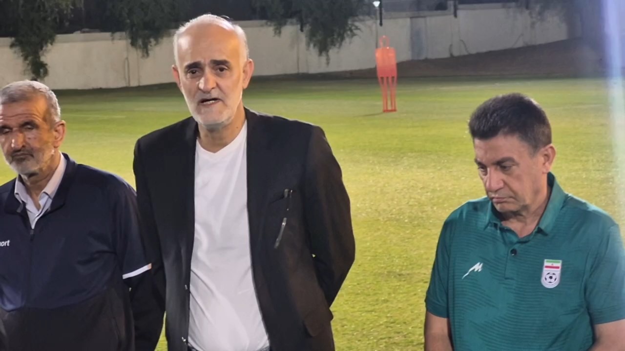 صحبتهای مهدی محمدنبی در ابتدای تمرین تیم ملی و تقدیر از مهدی طارمی
