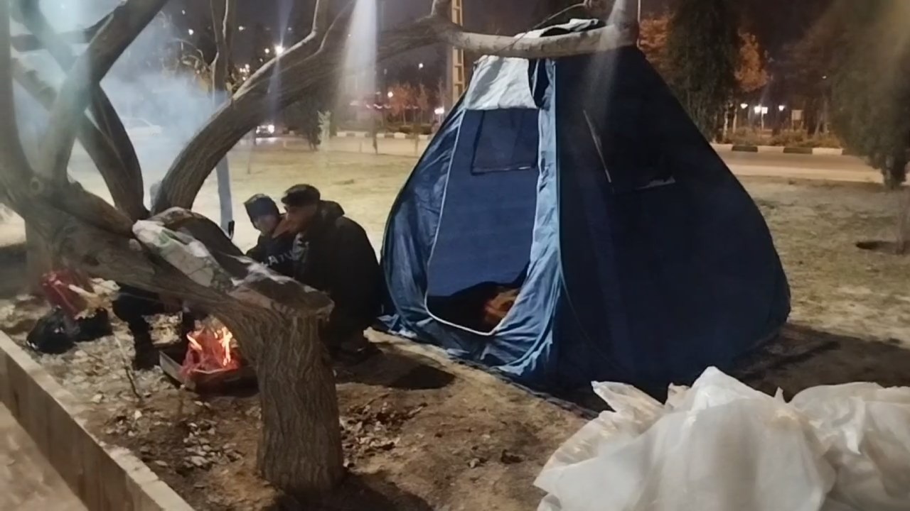 گفت و گو با هوادارانی که در اطراف ورزشگاه اراک چادر زده اند