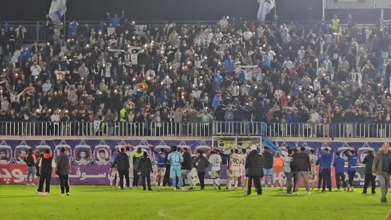 شادی کادر فنی، بازیکنان هواداران ملوان پس از برتری مقابل مس رفسنجان