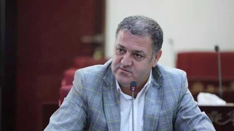 صحبت های رجاییان مدیرعامل آلومینیوم اراک درباره وضعیت وحشتناک چمن و خط کشی ورزشگاه اراک