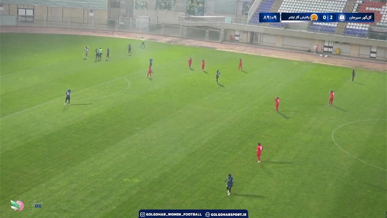 توقف دیدار زنان گلگهر سیرجان و پالایش گاز ایلام به علت شدت باد و باران