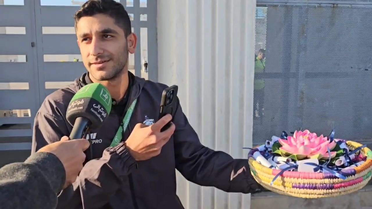 کار فرهنگی باشگاه ملوان و توزیع فال حافظ بین هواداران