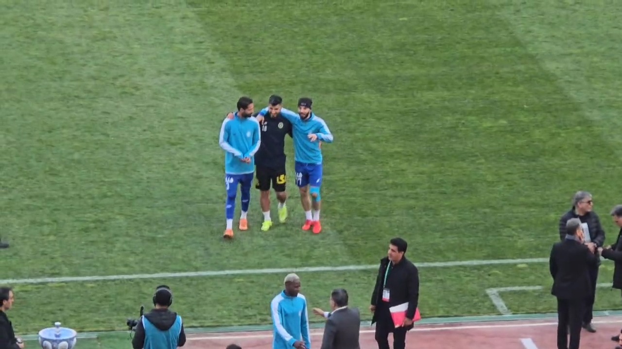 گرم کردن بازیکنان سپاهان و استقلال همراه با خوش و بش فراوان و اتحاد هواداران دو تیم