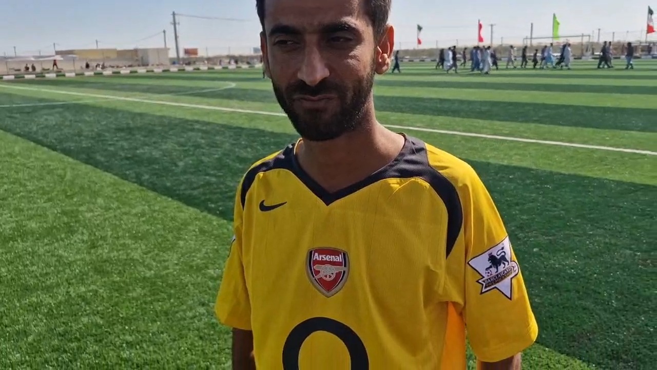 گفت و گو با هوادار آرسنالی پرسپولیسی در جاسک در حاشیه افتتاح زمین چمن روستای پیوشک