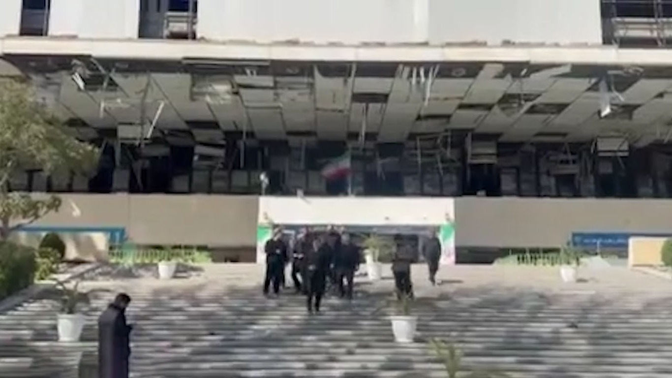 بازدید وزیر ورزش و جوانان از ورزشگاه آزادی پس از حملات هوایی آمریکا و اسراییل