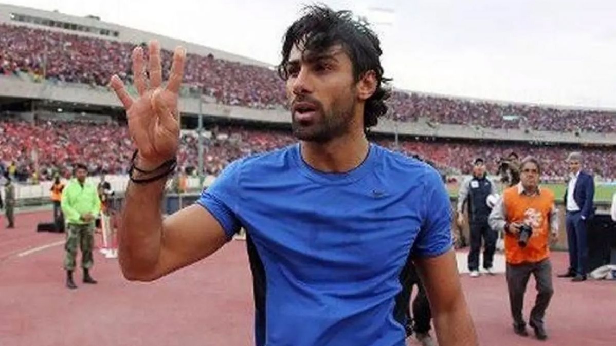 اخراج فرهاد مجیدی مهاجم الغرافه مقابل پرسپولیس و بوسه بر پیراهن آبی