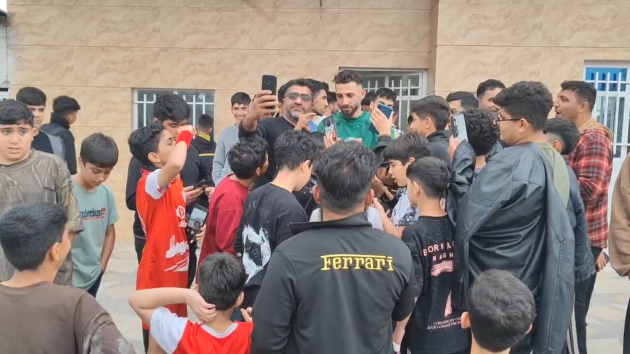 مهدی عبدی در احاطه هوادران برای عکس یادگاری