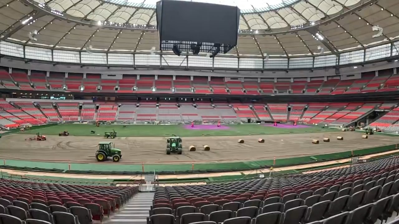 روند تغییر سریع چمن مصنوعی به طبیعی در ورزشگاه ونکوور میزبان جام جهانی 2026