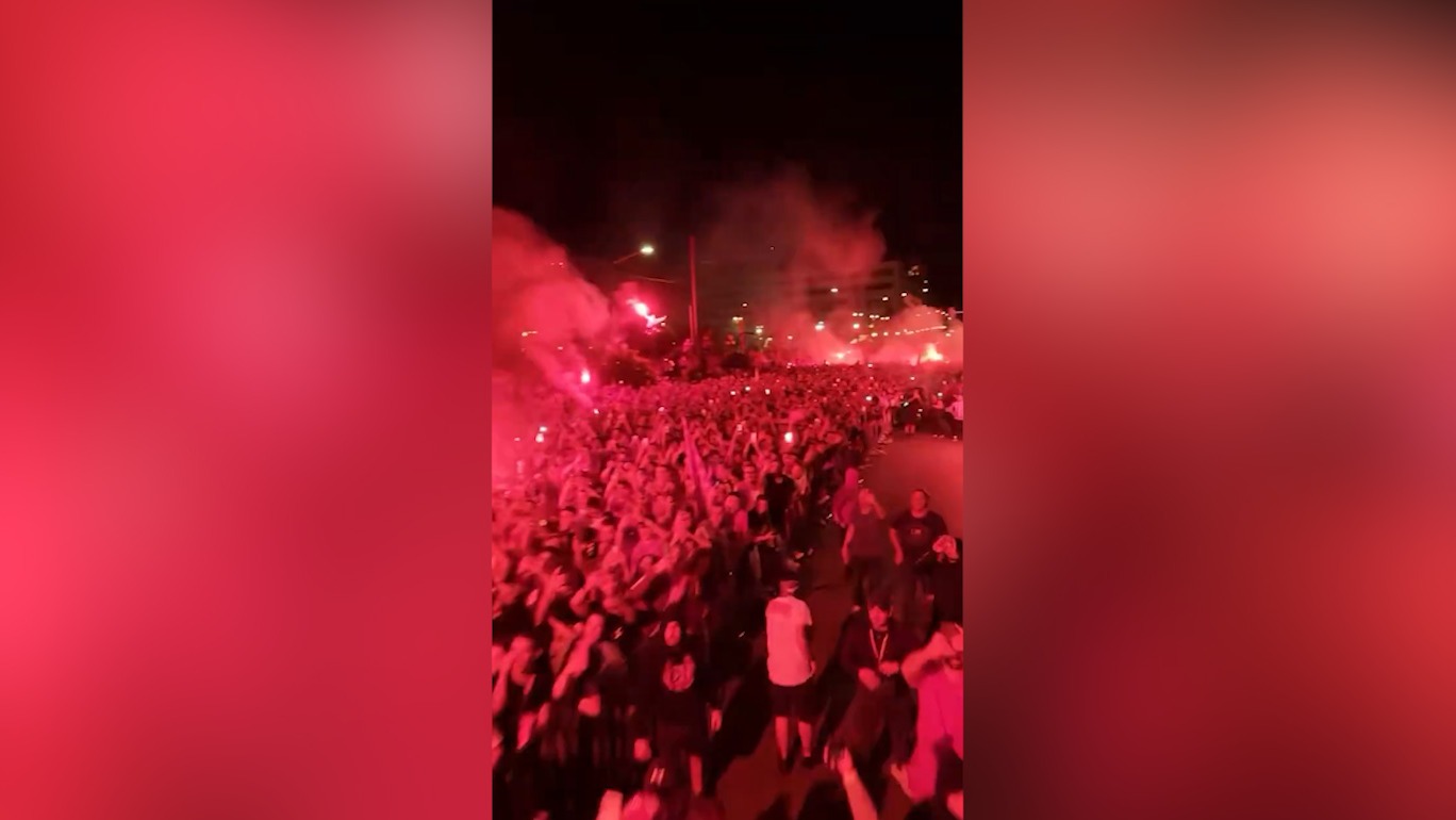 هواداران پرشمار المپیاکوس در جشن چهارمین قهرمانی این تیم در یورو لیگ فوتبالی | 