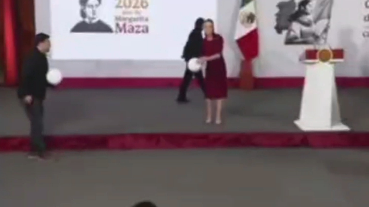 وقتی رییس جمهور مکزیک باعث زمین خوردن یک خانم خبرنگار شد!