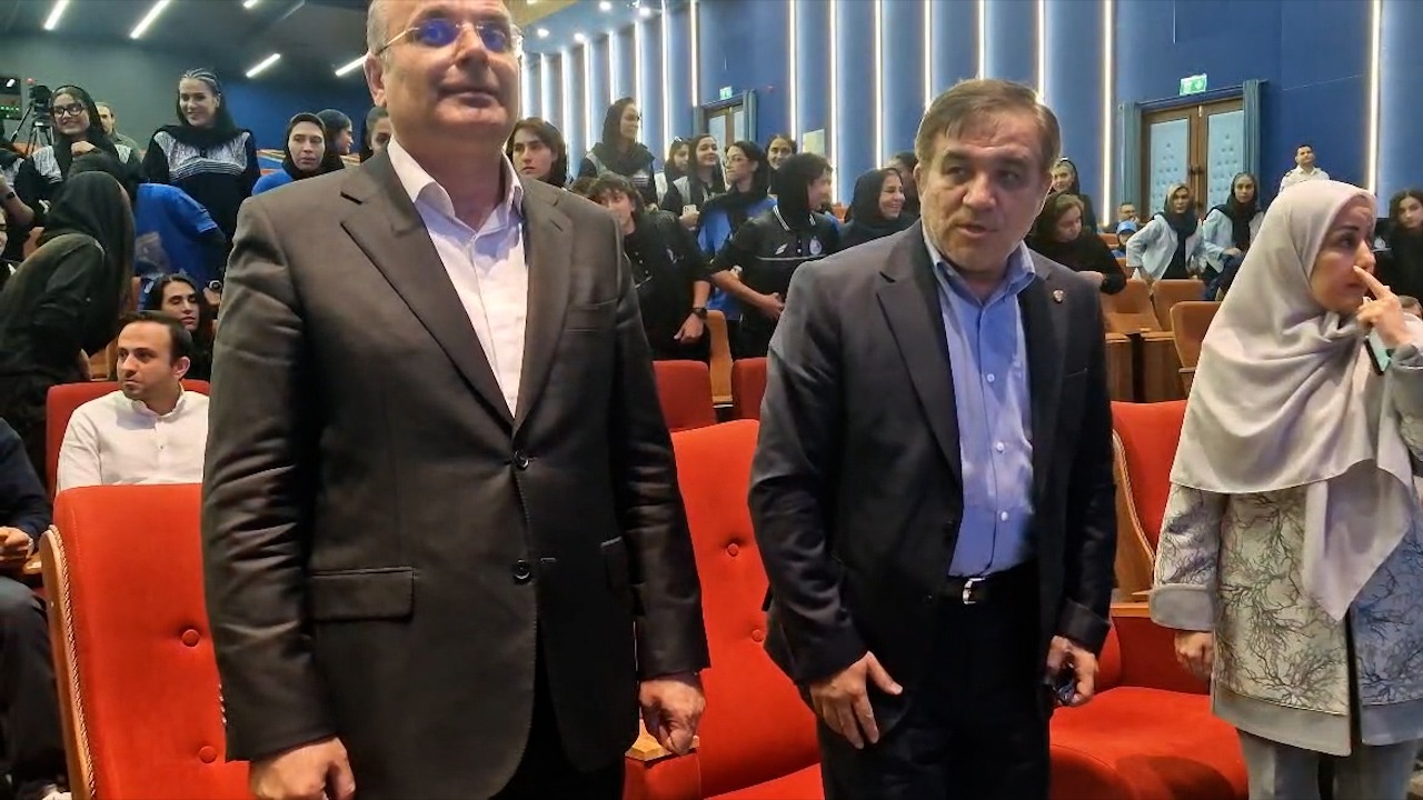 لحظه حضور تاجرنیا سرپرست مدیرعاملی استقلال در جشن باشگاه