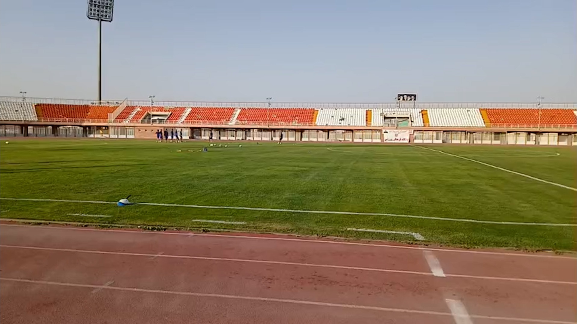 نمایی از ورزشگاه باهنر کرمان پیش از شروع بازی دوتیم فوتبالی | 