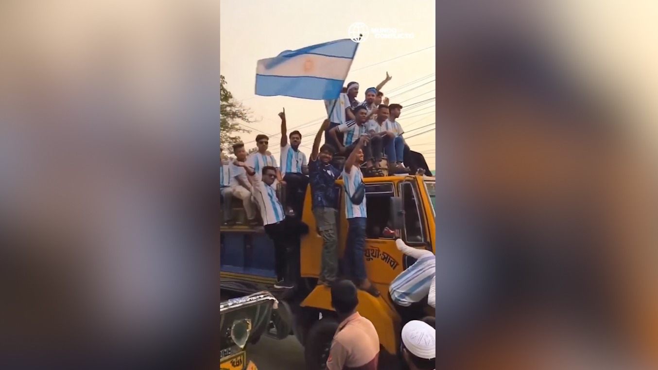 تشویق تیم ملی آرژانتین توسط مردم بنگلادش پیش از آغاز جام جهانی
