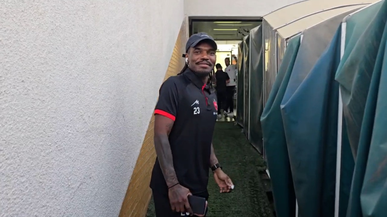 لحظه ورود بازیکنان چادرملو - پرسپولیس به ورزشگاه