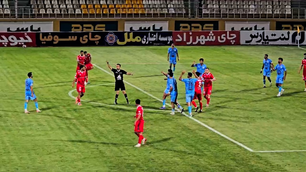 صحنه مشکوک به پنالتی برای پرسپولیس مقابل چادرملو