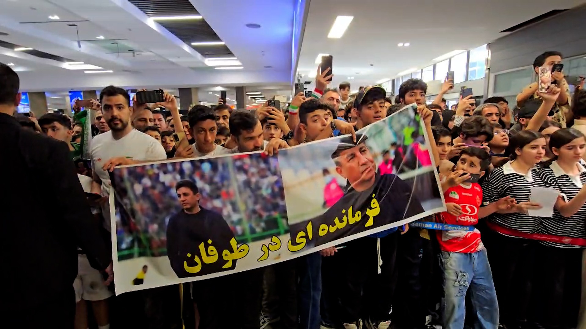 بنر جالب در حاشیه مراسم استقبال از تیم ملی