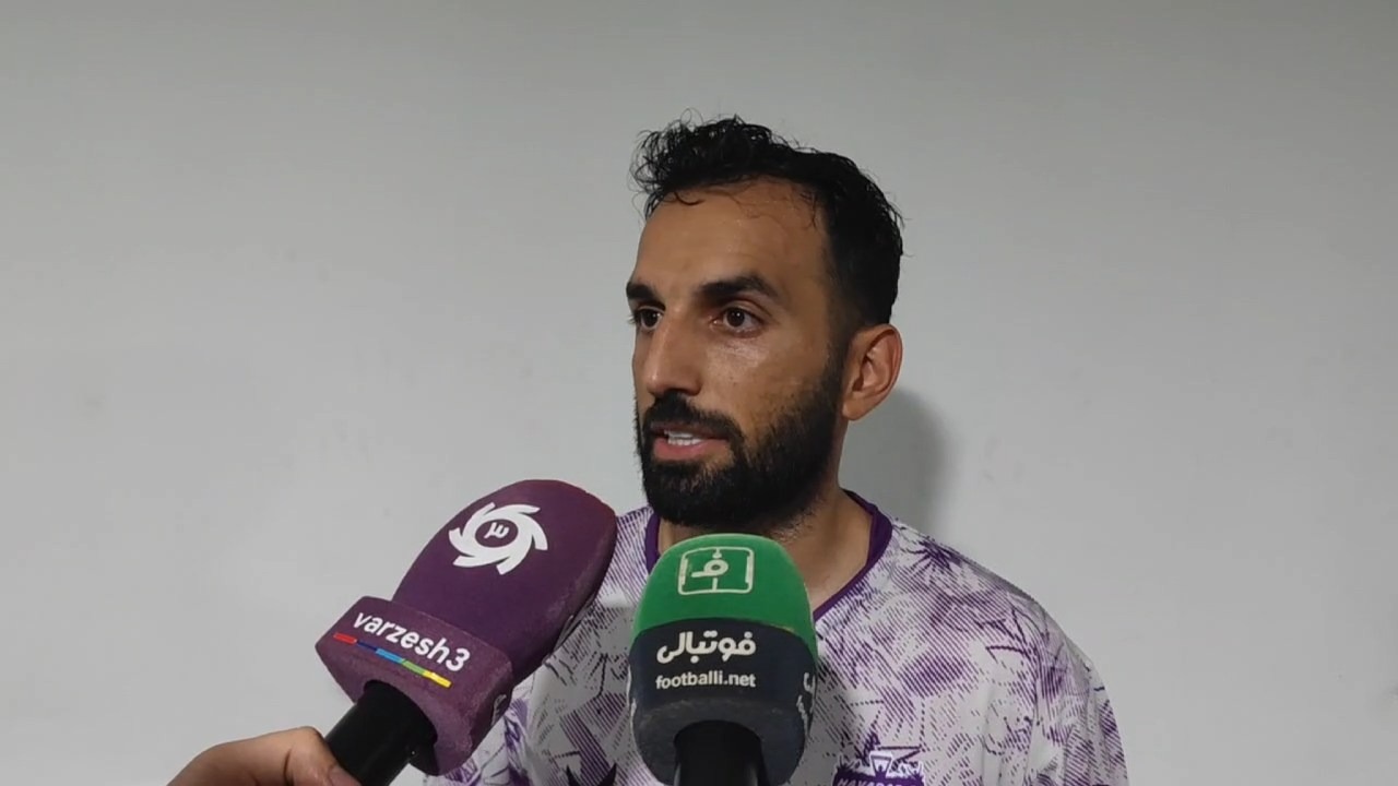 صحبتهای بازیکنان هوادار در پایان بازی با نساجی
