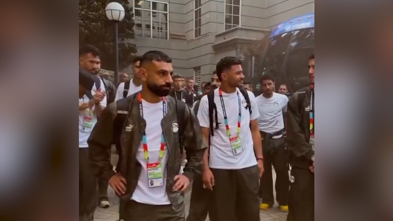 استقبال فوق‌‌ العاده هواداران از تیم ملی مصر هنگام ورود به هتل بعد از شکست مقابل آرژانتین!