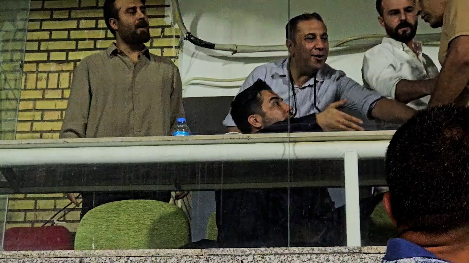 لحظاتی از درگیری در VIP ورزشگاه انقلاب کرج بین شهاب زندی و هومن هدایتی