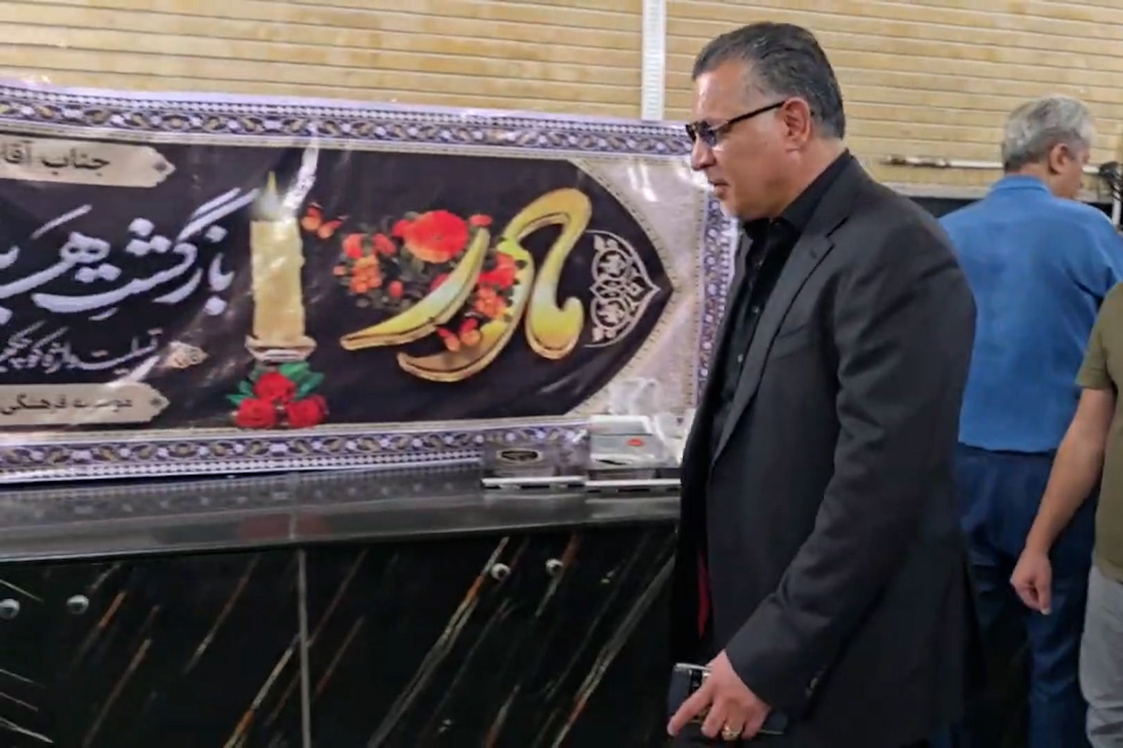 حضور علی دایی در مراسم ختم مادر حسین فرکی فوتبالی | 