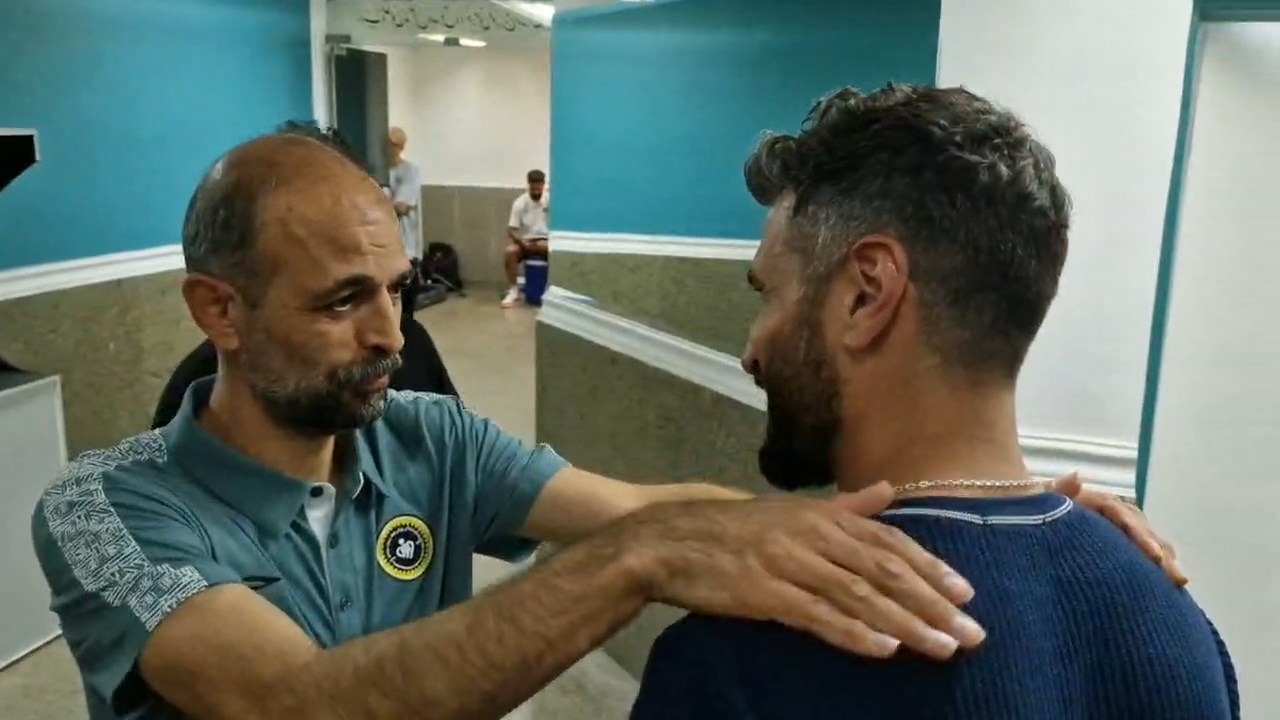 خوش و بش محرم نویدکیا و سجاد شهباززاده در پایان دیدار دوستانه سپاهان و فولاد