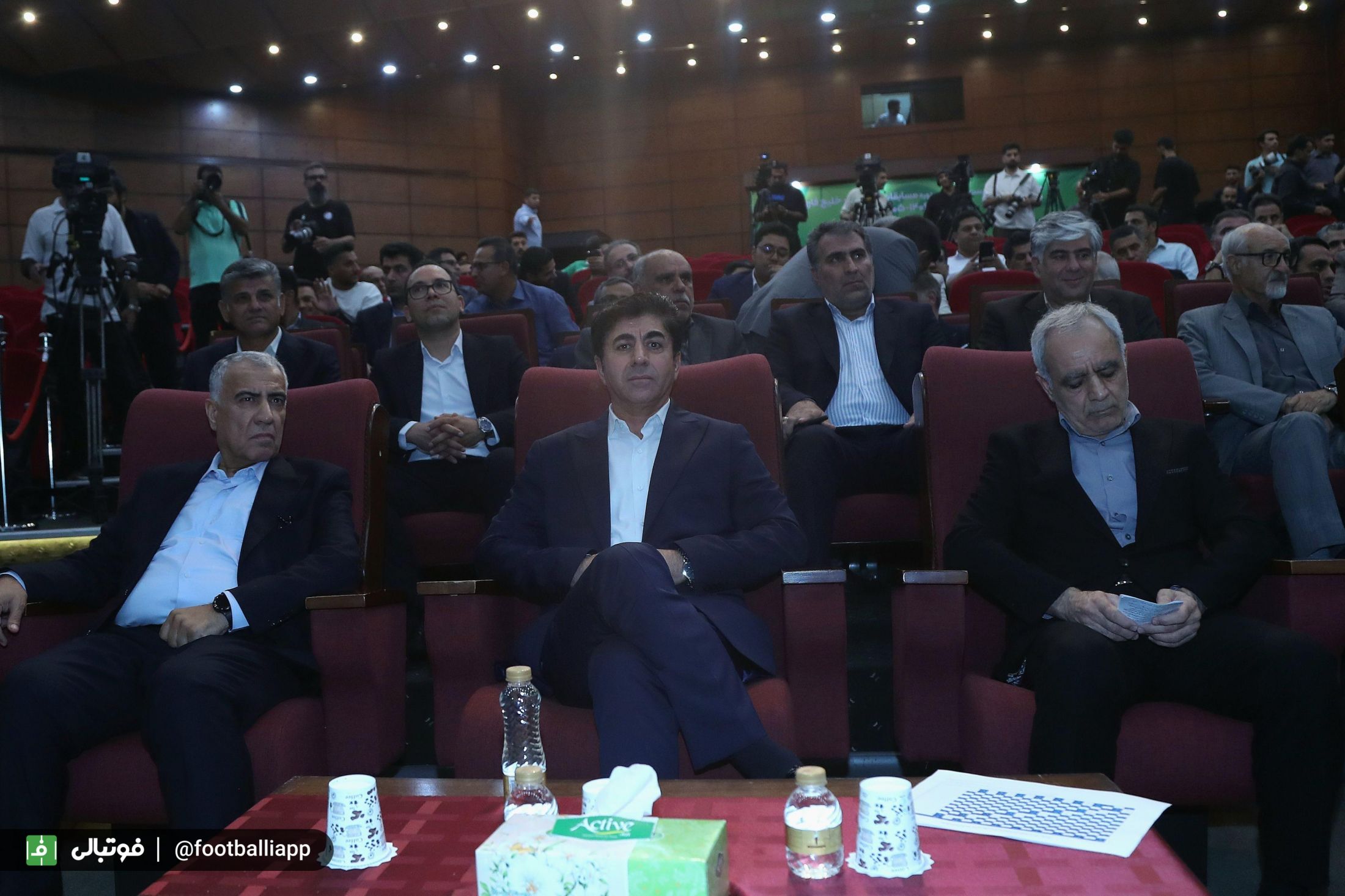 در حاشیه مراسم قرعه‌کشی لیگ برتر؛ ممبینی پاسخ خبرنگاران را نداد