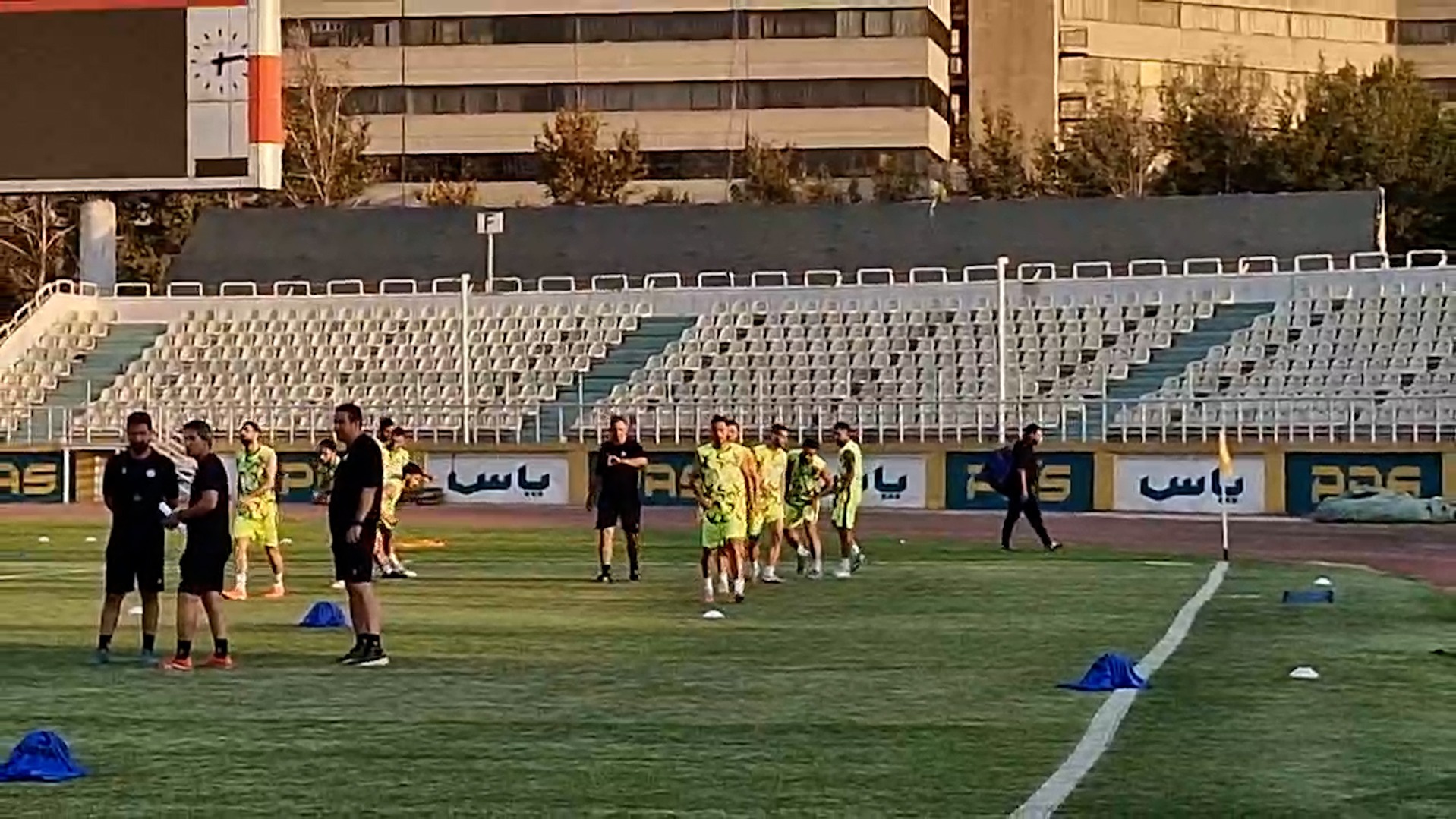 گرم کردن بازیکنان سپاهان و گل گهر پیش از شروع بازی