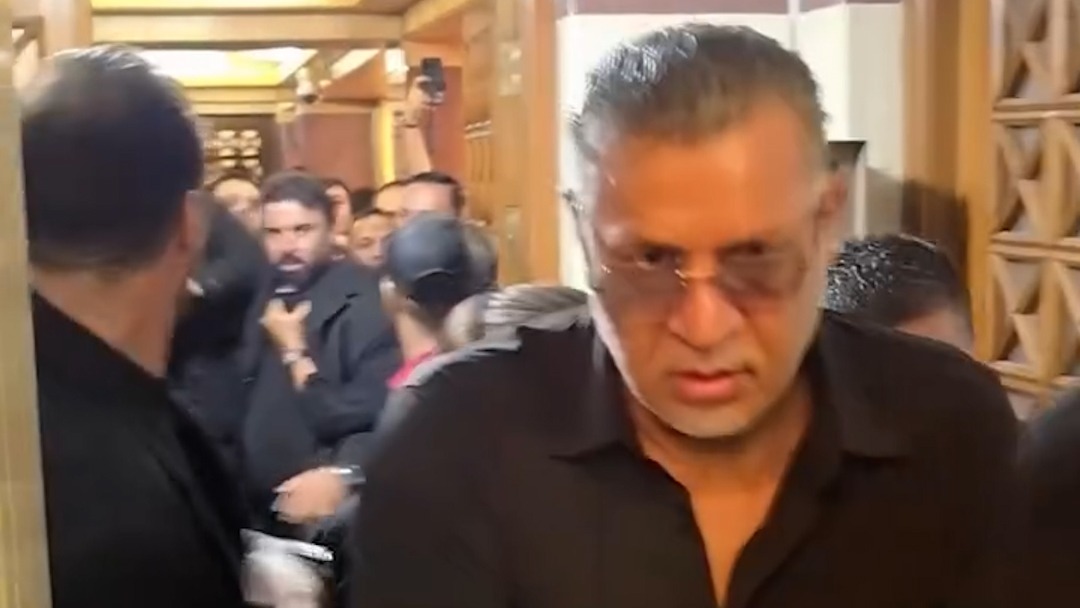 ازدحام شدید هنگام ورود علی دایی به مراسم ختم اکبر عبدی