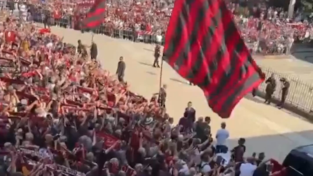 حضور پر شور هواداران میلان در مراسم وداع با فرانکو بارزی