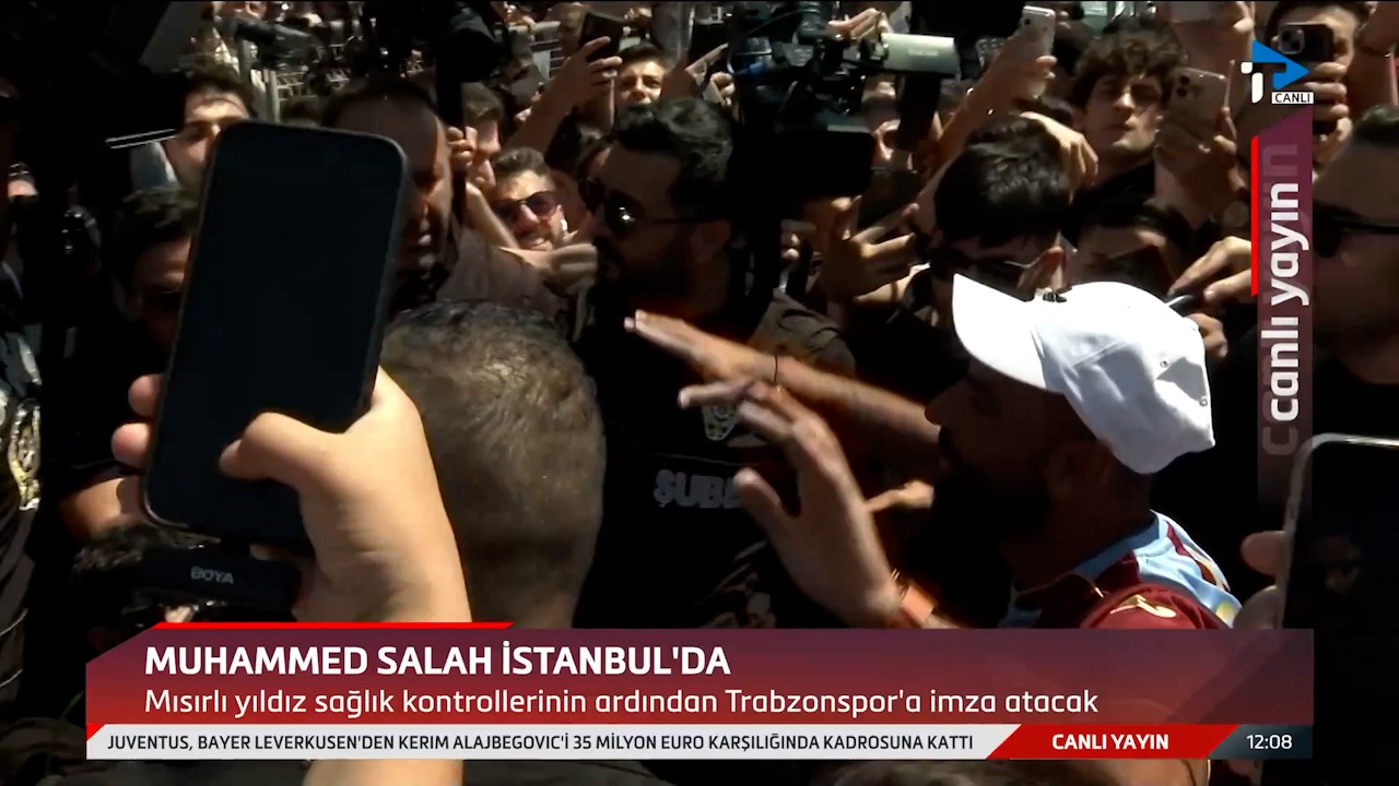 محمد صلاح در بین حضور پرشور خبرنگاران و هواداران