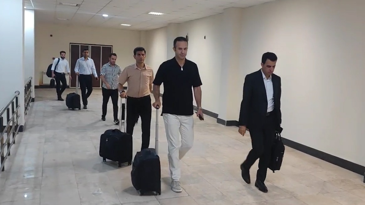 ورود کادر داوری به استادیوم شهید وطنی پیش از بازی نساجی - استقلال فوتبالی | 