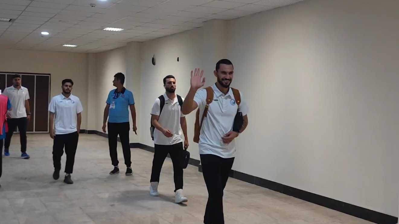 ورود دو تیم نساجی و استقلال به ورزشگاه شهید وطنی قائمشهر