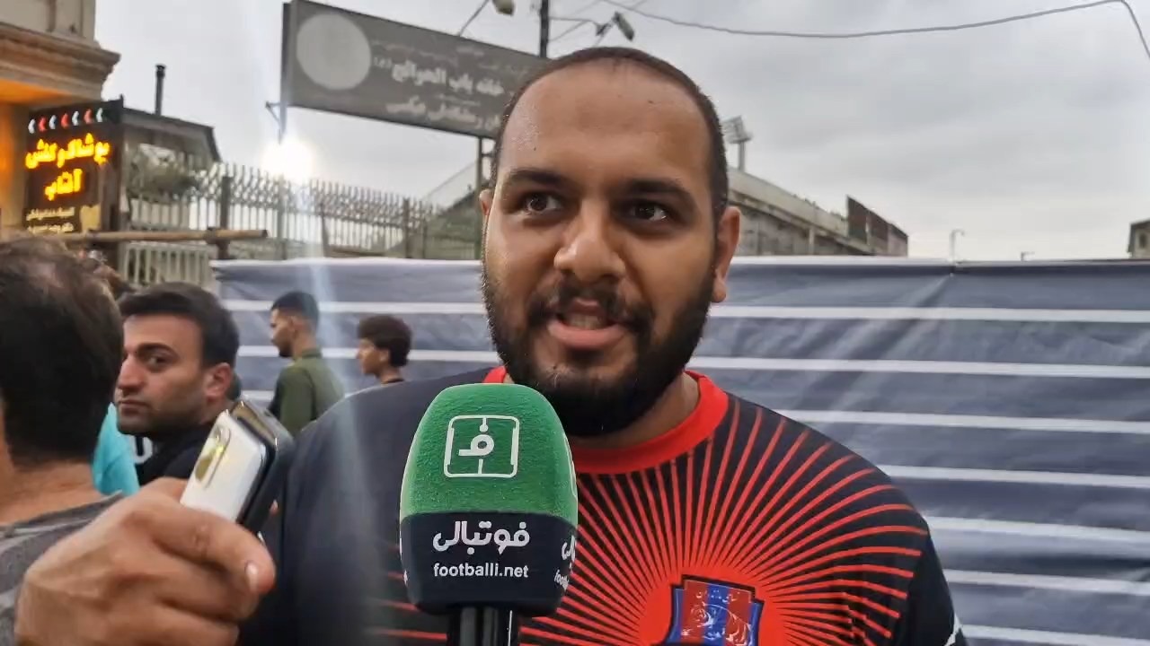 کری‌خوانی هوادار نساجی برای استقلالی‌ها در آستانه بازی دو تیم