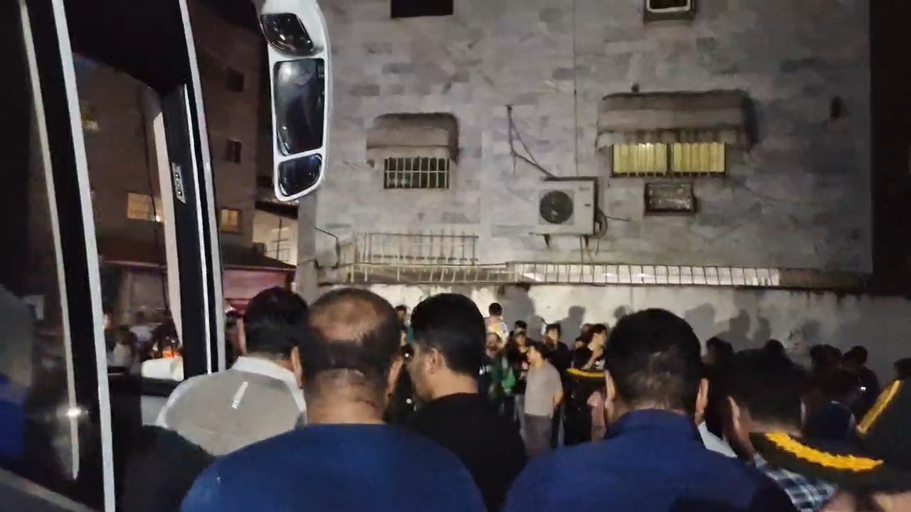 حواشی خروج اتوبوس استقلال از ورزشگاه وطنی در میان حضور هواداران پرشور
