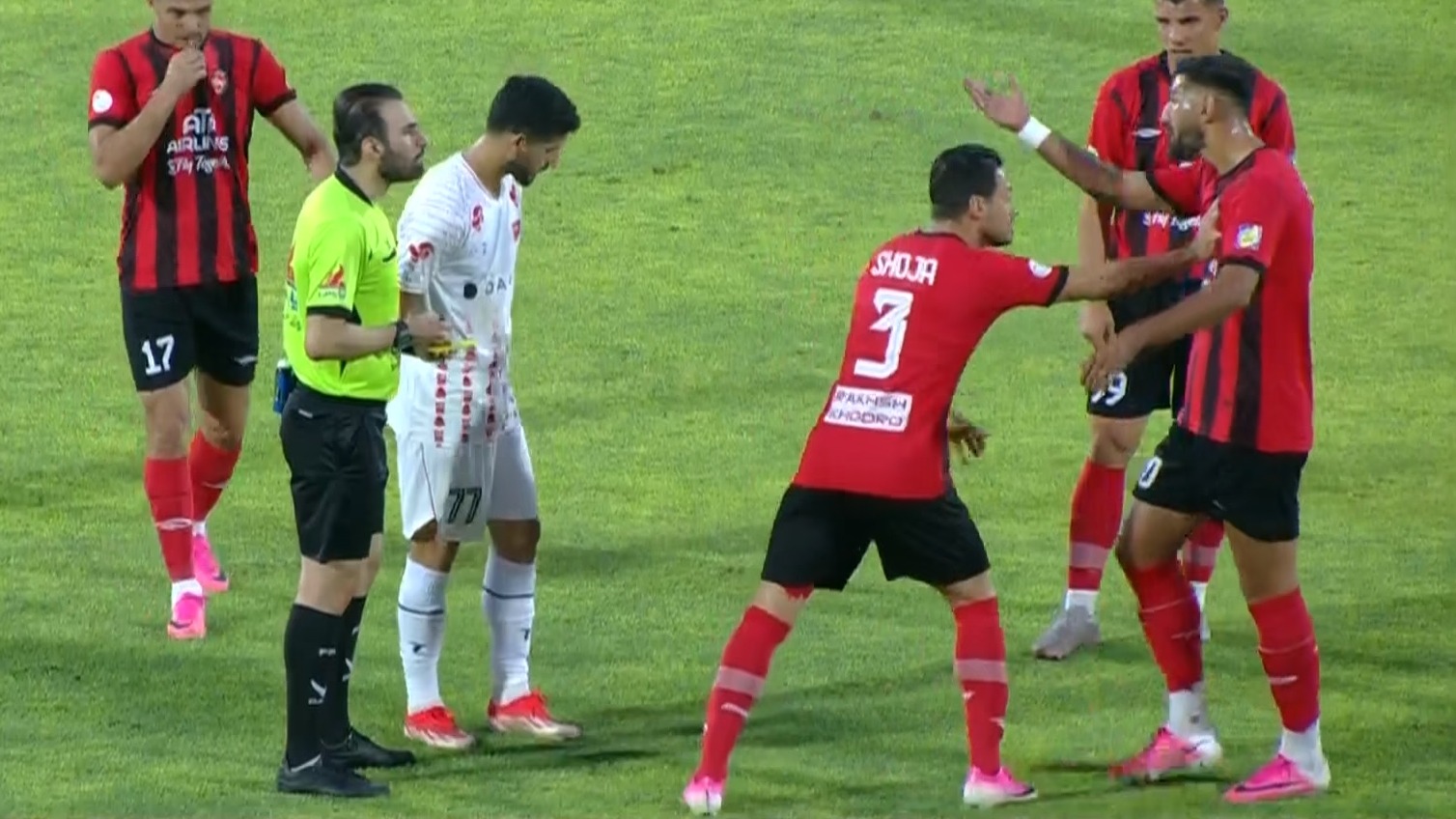 درگیری لفظی مغانلو و خداداد عزیزی با داور بازی تراکتور و پرسپولیس