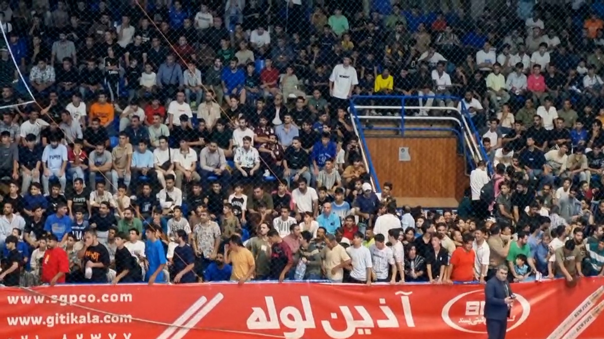 ازدحام عجیب و غریب هواداران گیتی پسنداصفهان ورودی سالن فوتبالی | 
