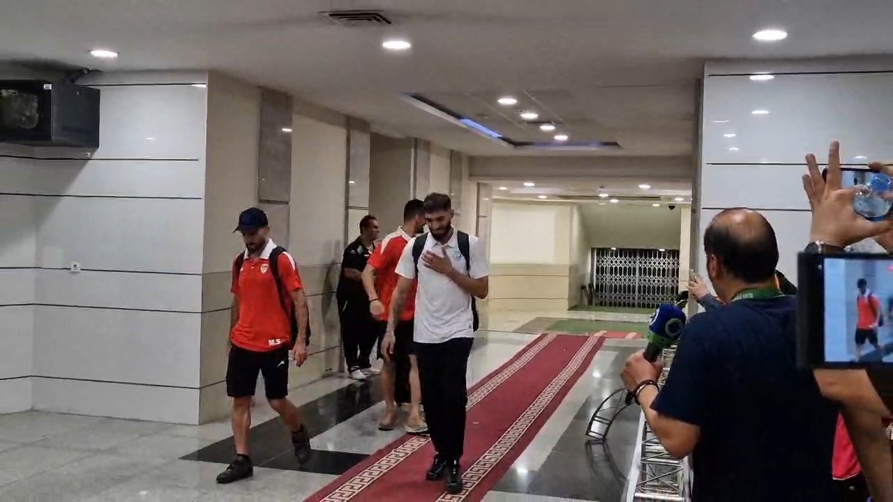 حضور عارف آقاسی مدافع استقلال در رختکن فولاد خوزستان