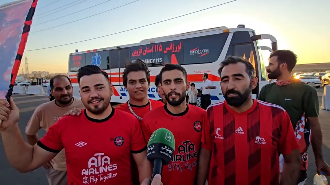گفت و گو با هواداران تراکتور قبل از دیدار با شمس آذر