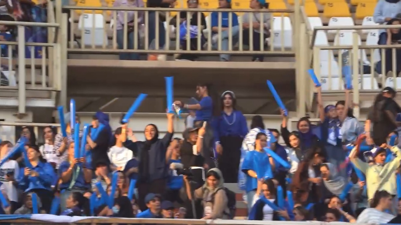 سکوهای هواداران بانوان استقلال و پرسپولیس پیش از آغاز دربی
