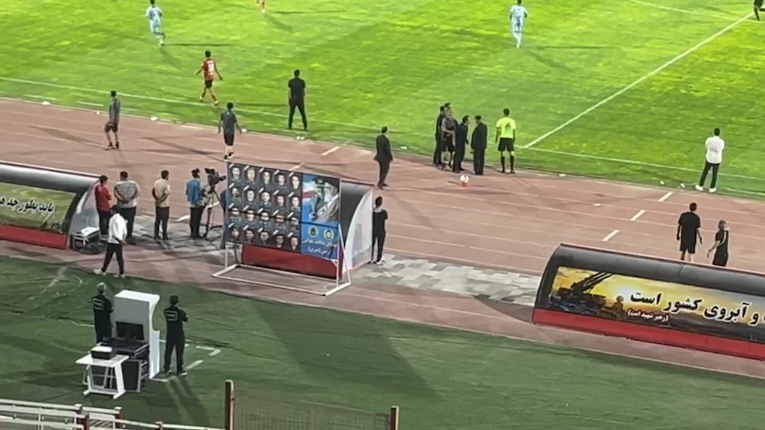 اعتراض خداداد عزیزی پس از اخراج از کنار زمین در حاشیه بازی گل گهر
