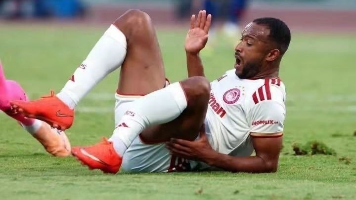 مصدومیت وحشتناک ایوب الکعبی؛ مهاجم المپیاکوس راهی اتاق عمل شد!