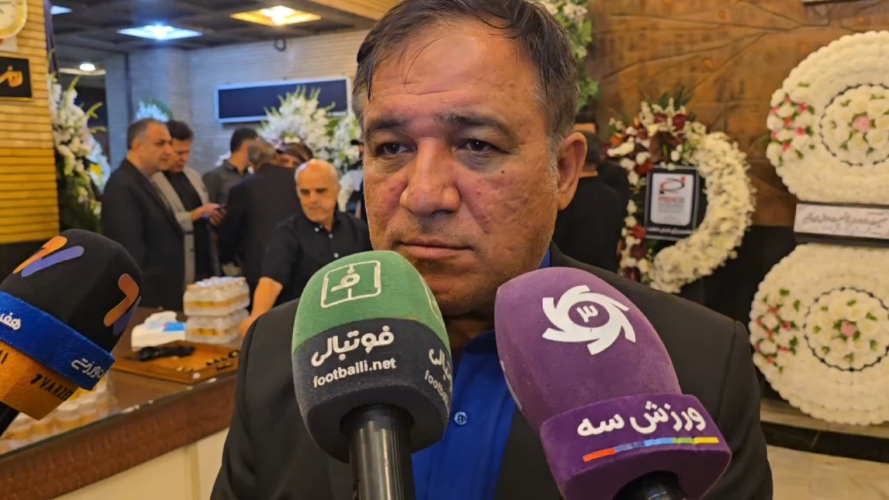 تاجرنیا: هیچ تیمی نمی تواند مدعی باشد و باید کاپ قهرمانی را به استقلال بدهند