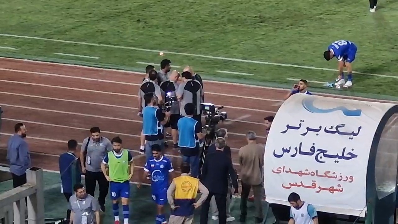 جلسه سهراب بختیاری زاده با کادر فنی استقلال پس از تساوی مقابل پیکان در پایان نیمه اول