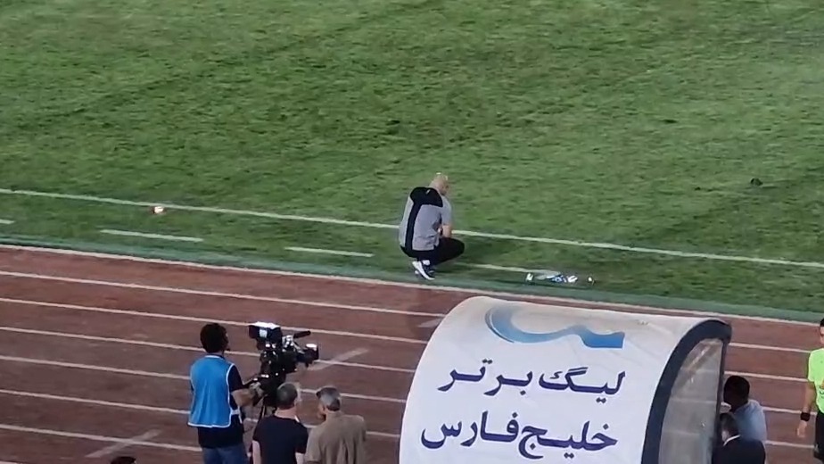 ناراحتی و کلافه شدن سهراب بختیاری زاده از وضعیت بازی استقلال مقابل پیکان