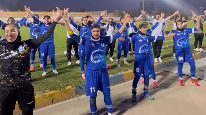 خوشحالی ایسلندی تیم بانوان استقلال با هواداران بعد از برد مقابل پالایش گاز ایلام