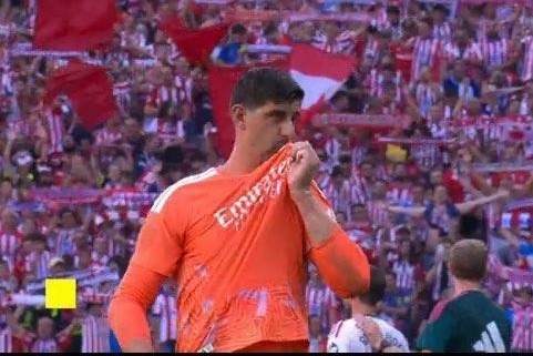 کورتوا در دل جهنم متروپولیتانو؛ بوسهای به نشان رئال مقابل هواداران اتلتیکومادرید