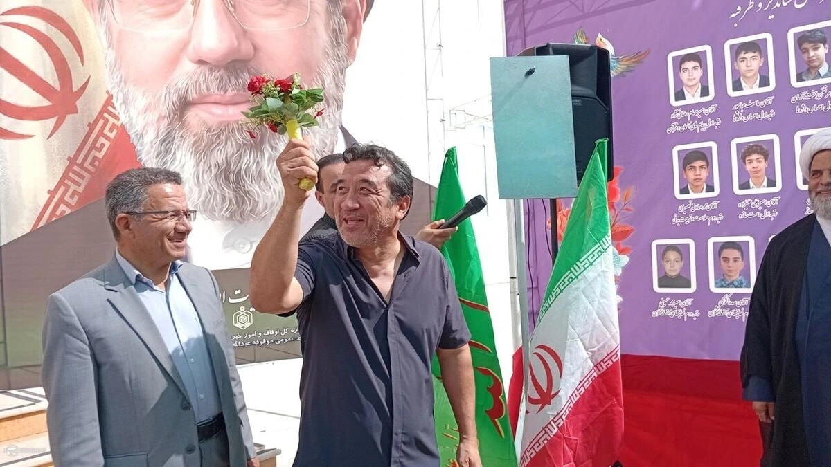 به صدا در آوردن زنگ شروع سال تحصیلی جدید توسط خداداد عزیزی