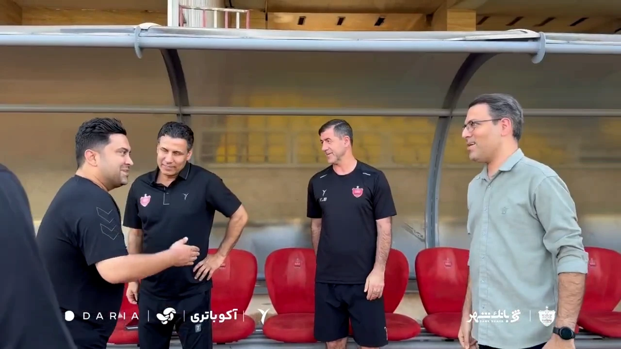 خوش و بش کادر فنی دو تیم پرسپولیس - چادرملو پیش از آغاز بازی