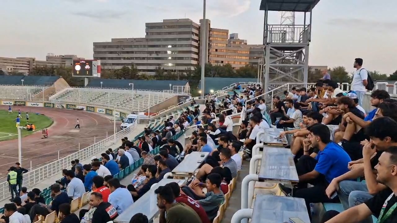 حضور جالب توجه تماشاگران در بازی سایپا و نیروی زمینی