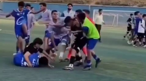 درگیری و زد و خورد شدید و عجیب بازیکنان نوجوانان استقلال و شاهین